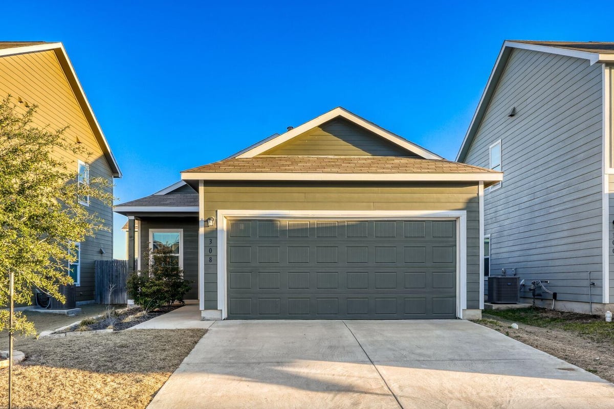 Living area at 308 Geode Gln - 3 bed 2 bath home
