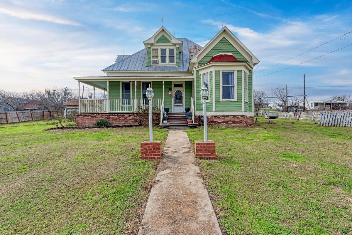 View 308 N Broad St in Coupland City 308 N Broad St - front exterior - Luxury home in Coupland City, Coupland, TX