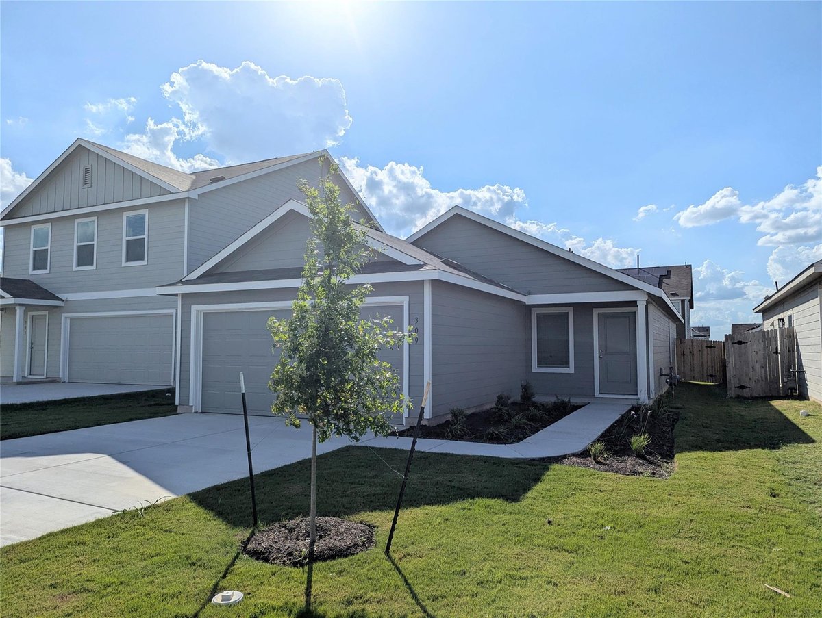 Living area at 309  Amber Gln - 3 bed 2 bath home