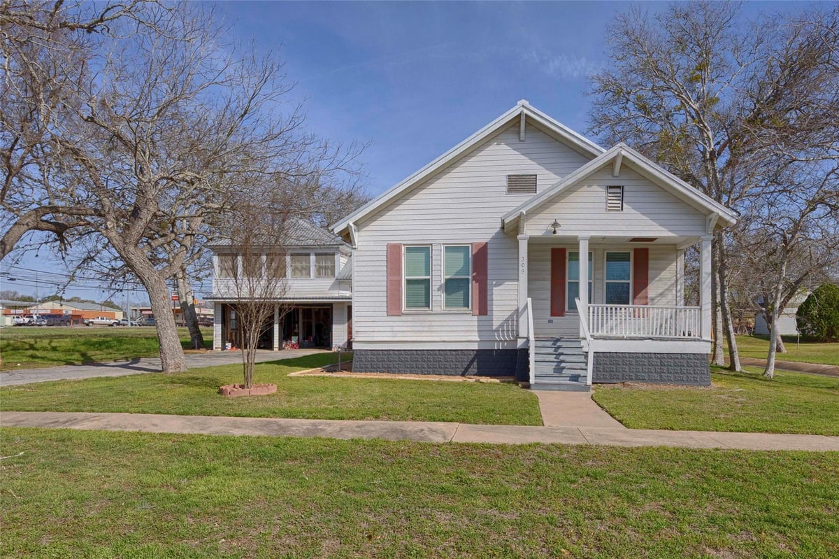 View 309 Anderson ST in City Of Schulenburg 497 309 Anderson ST - property photo 1 - Luxury home in City Of Schulenburg 497, Schulenburg, TX
