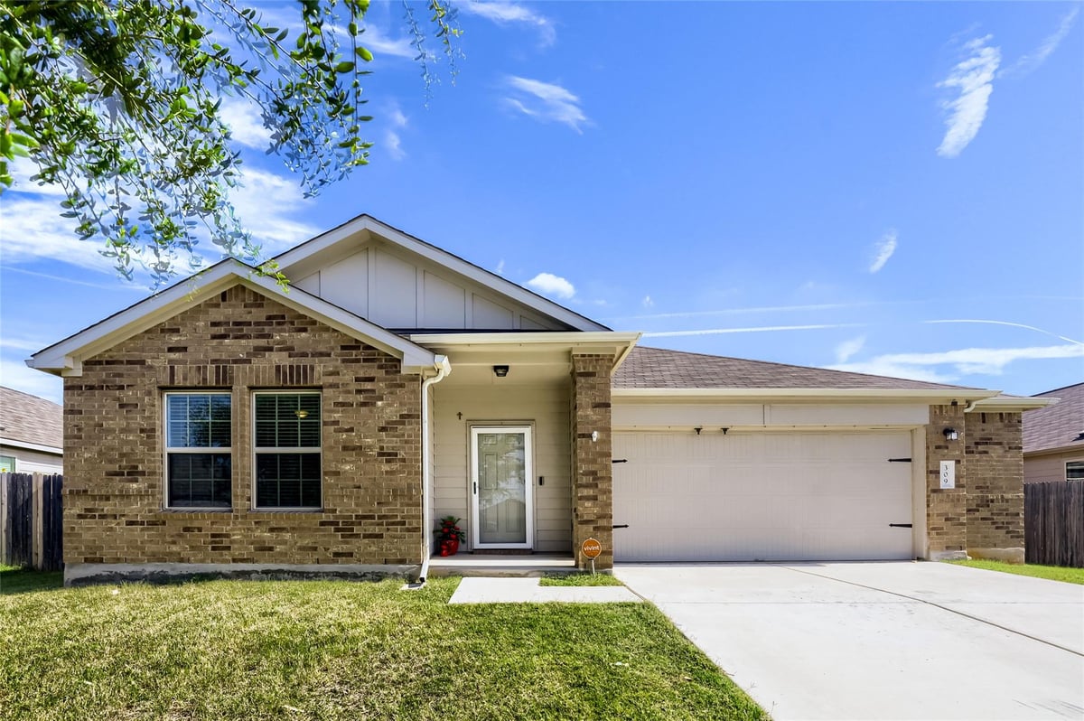 309 Colthorpe LN - front exterior - Luxury home in Hutto Highlands, Hutto, TX