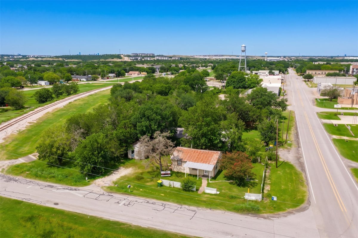 310 E Parsons ST - front exterior - Luxury lot in Manor Town, Manor, TX
