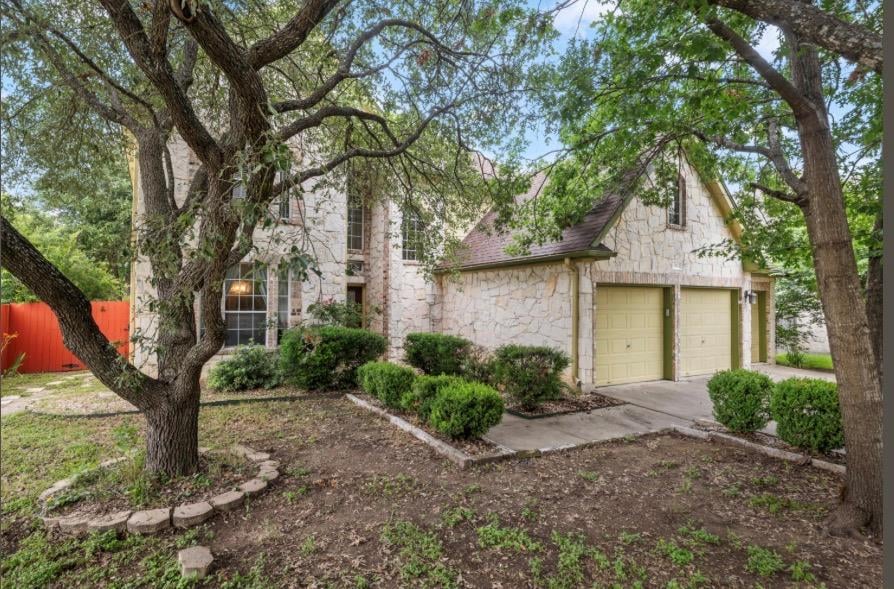 310 N Carriage Hills DR - front exterior - Luxury home in Stonehedge Sec 02, Georgetown, TX