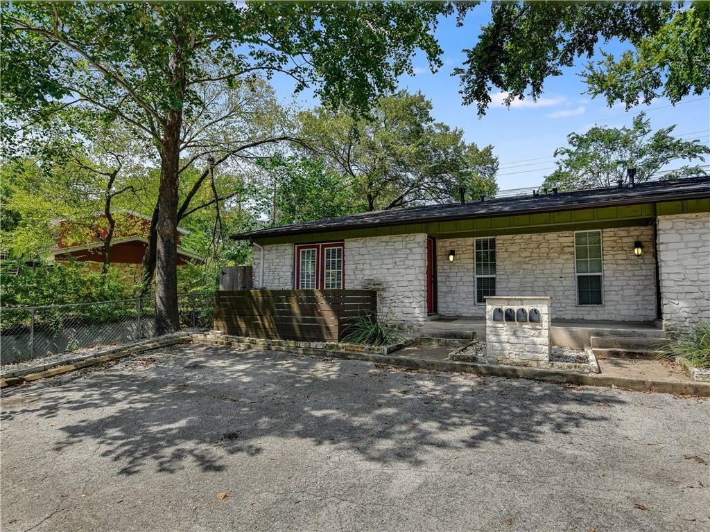 3102 Glen Ora ST Unit #4 - property photo 1 - Luxury home in Glen Ora Condo Amd, Austin, TX