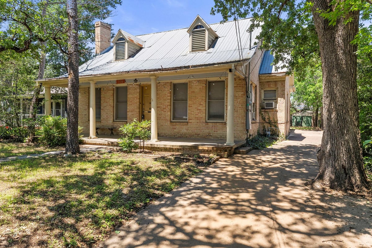 Primary bedroom at 3108 Robinson Ave - 3 bed 1 bath home