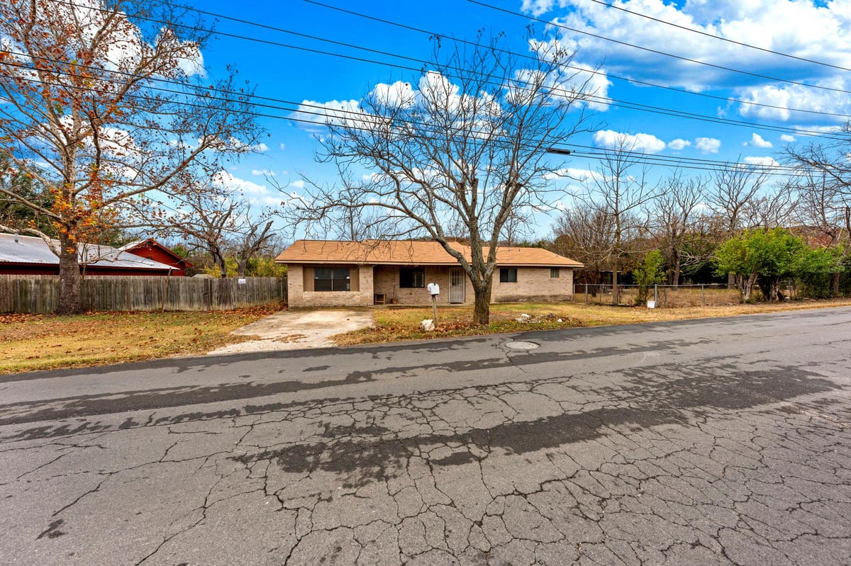 View 311 Leslie Dr in Farmers Home Add 311 Leslie Dr - front exterior - Luxury home in Farmers Home Add, Kerrville, TX