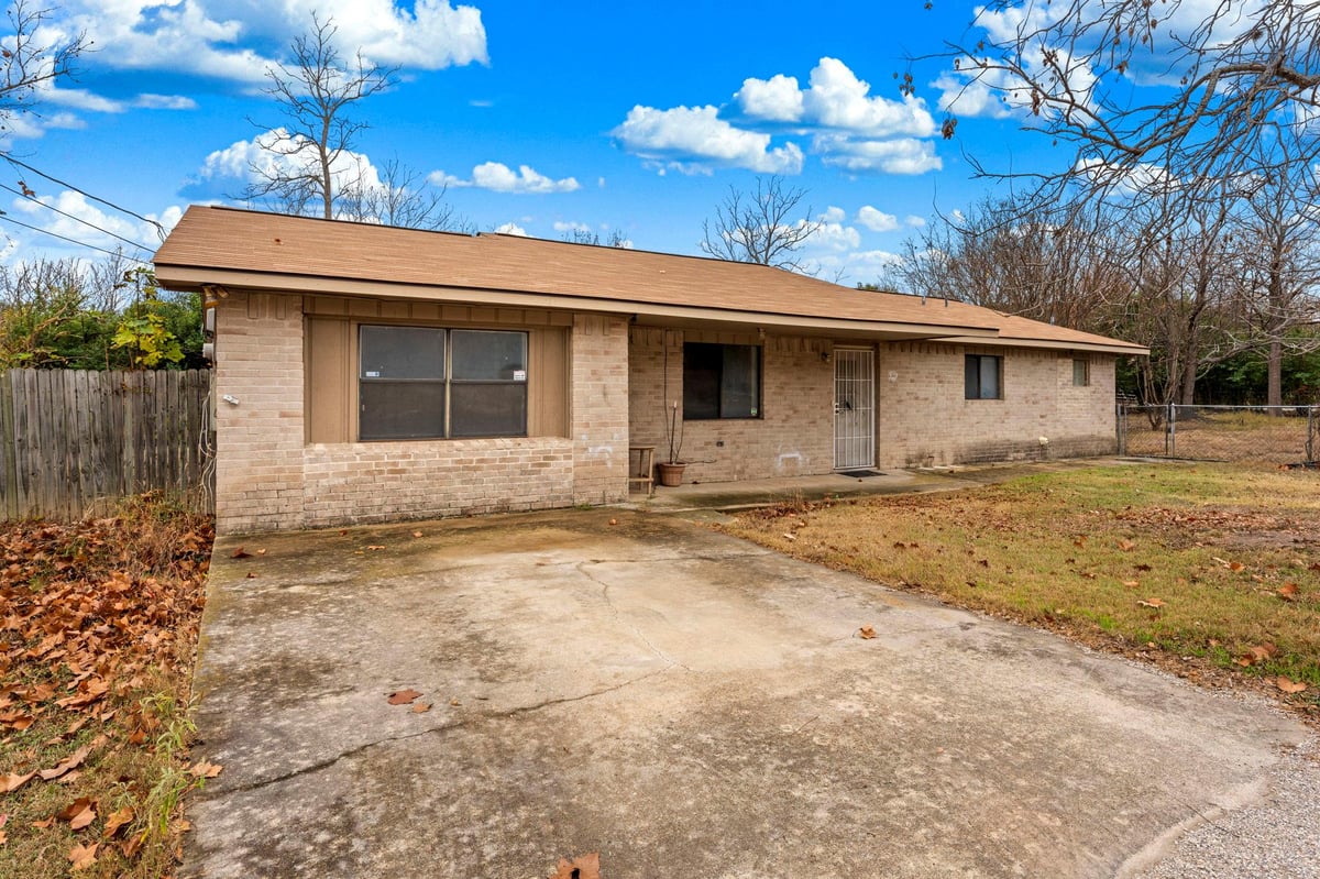 Kitchen at 311 Leslie Dr - Farmers Home Add, Kerrville, TX
