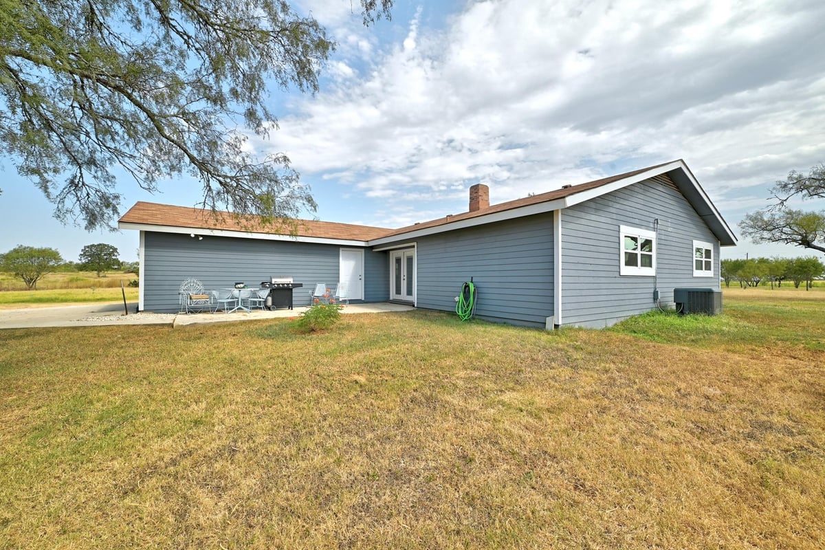 View 311 Salt Lake RD in ABS: 22 SUR: B FUQUA 2.609 AC. 311 Salt Lake RD - property photo 1 - Luxury home in ABS: 22 SUR: B FUQUA 2.609 AC., Luling, TX