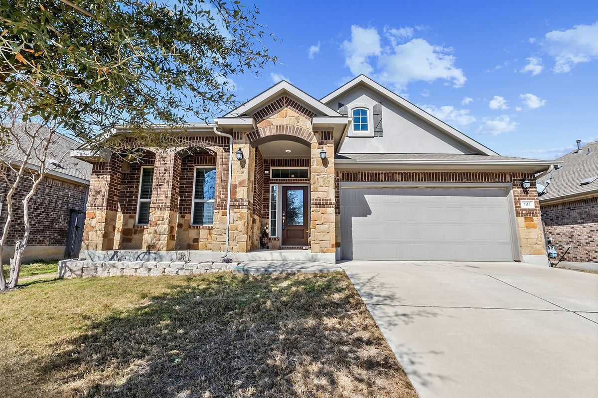 Living area at 3113 Rabbit Creek Dr - 4 bed 2 bath home