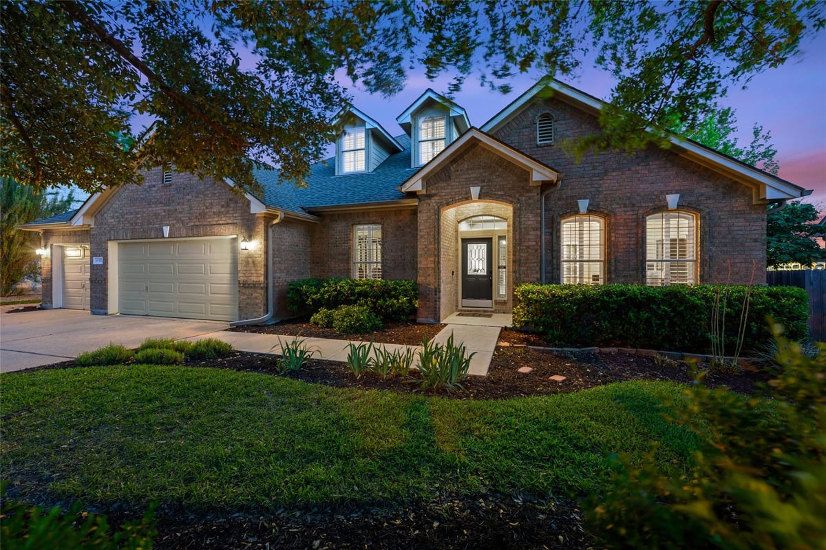 Living area at 3117 Goldenoak Cir - 4 bed 3 bath home