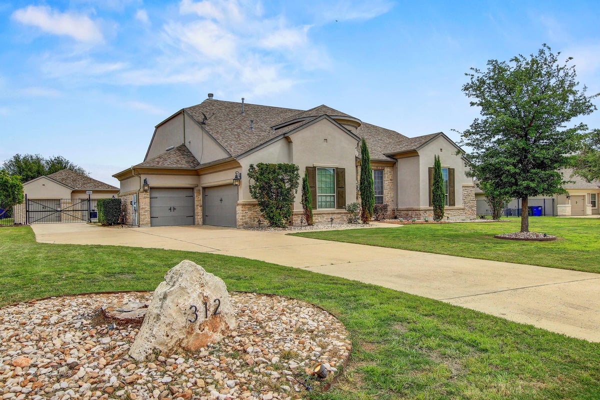 Living area at 312 Flintlock Dr - 4 bed 3 bath home
