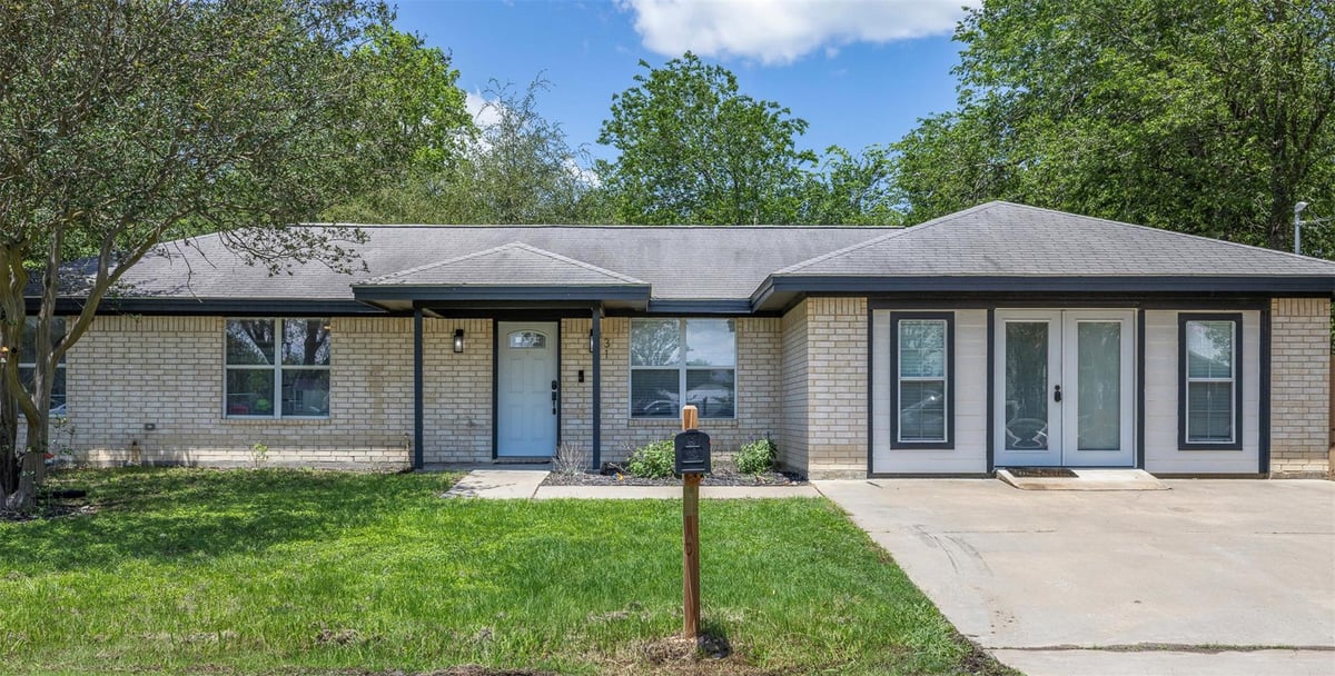 View 312 Holcombe Dr in Sherrill Add 312 Holcombe Dr - front exterior - Luxury home in Sherrill Add, Lexington, TX