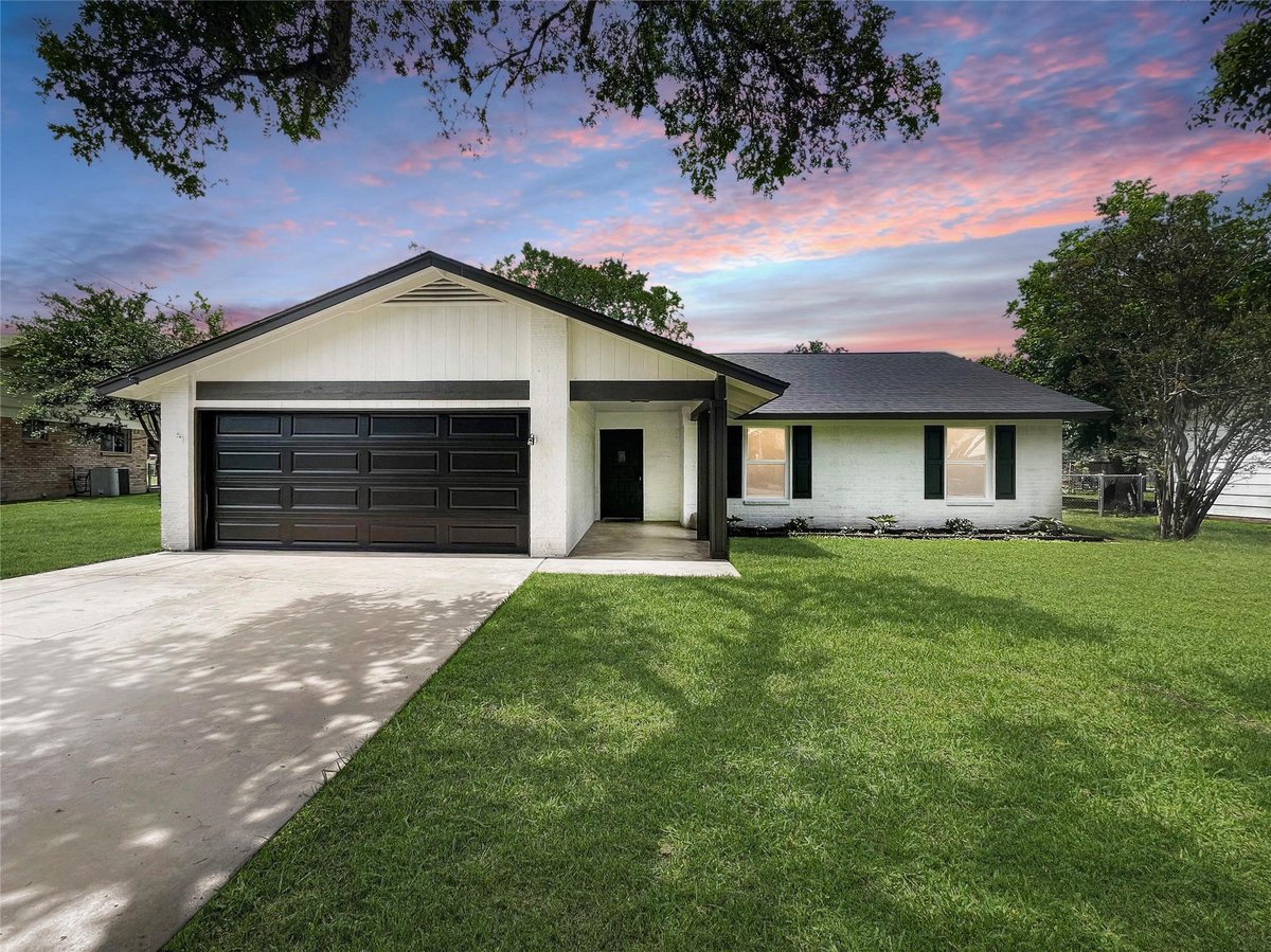 313 Golden Oaks DR - front exterior - Luxury home in Northwood Oaks, Georgetown, TX