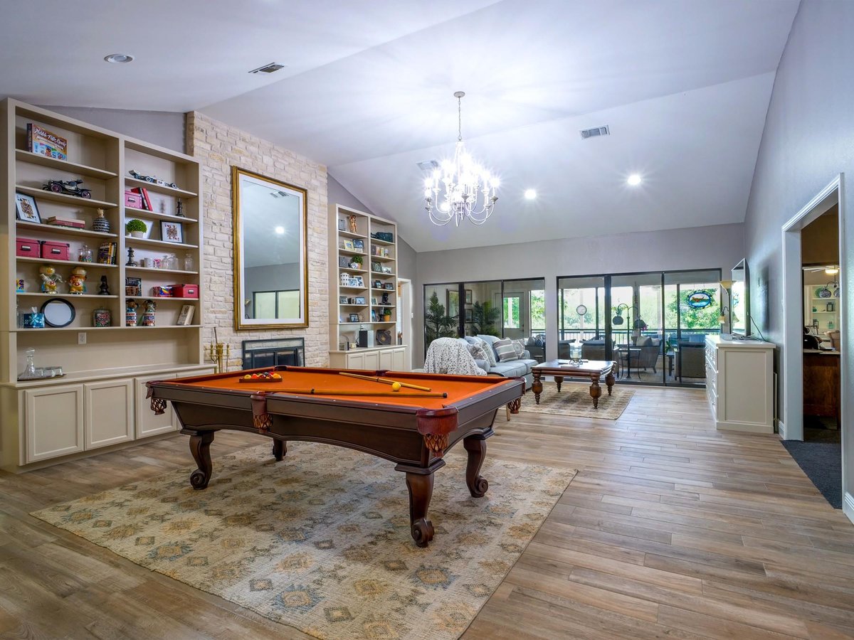Living area at 313 Meadowlakes Dr - 3 bed 5 bath home