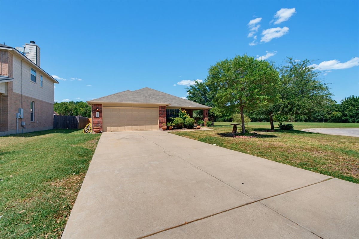 View 315 Floating Leaf DR in Creek Bend Sec 05 315 Floating Leaf DR - front exterior - Luxury home in Creek Bend Sec 05, Hutto, TX