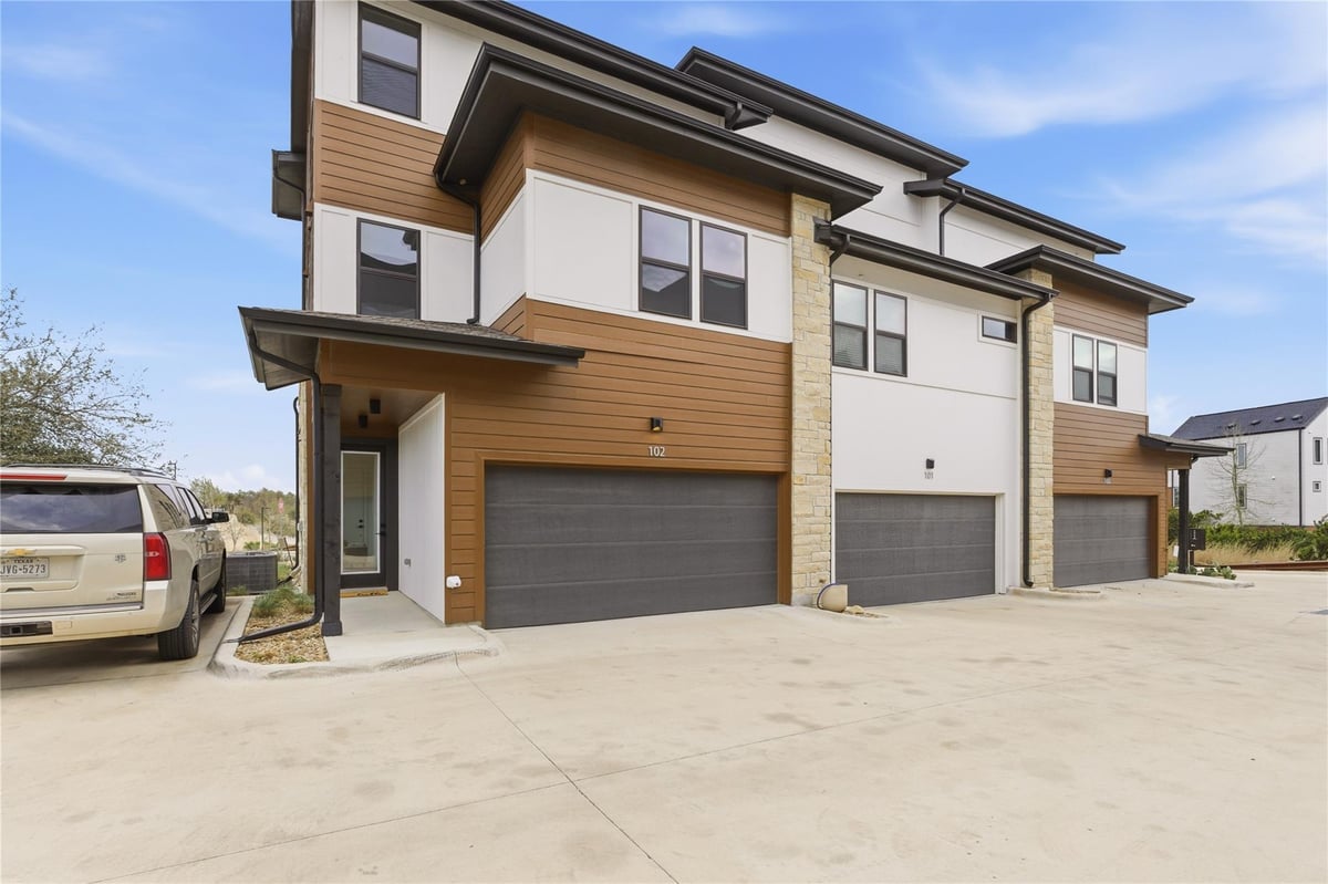 Living area at 315 Holton Dr Unit #102 - 3 bed 3 bath home