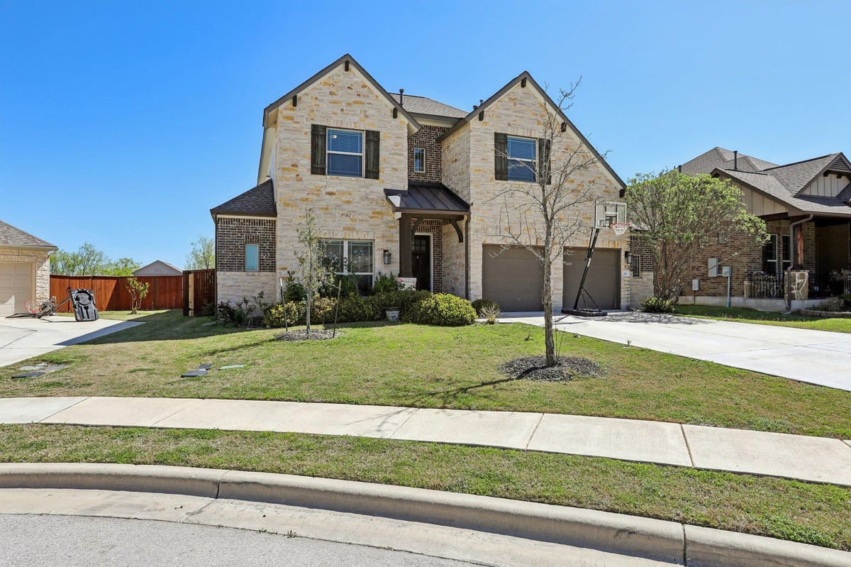 Living area at 316 Leon Loop - 4 bed 3 bath home