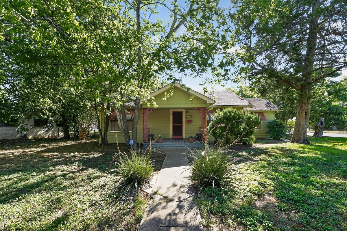 View 316 Guadalupe ST in Polks 316 Guadalupe ST - property photo 1 - Luxury home in Polks, Lockhart, TX