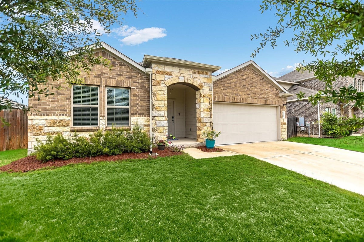 317 Colthorpe LN - front exterior - Luxury home in HUTTO HIGHLANDS, Hutto, TX