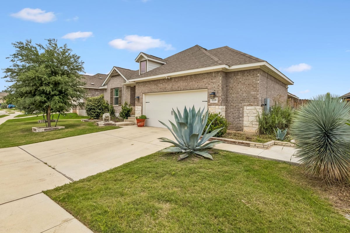 Living area at 318 Blue Oak Blvd - 3 bed 2 bath home