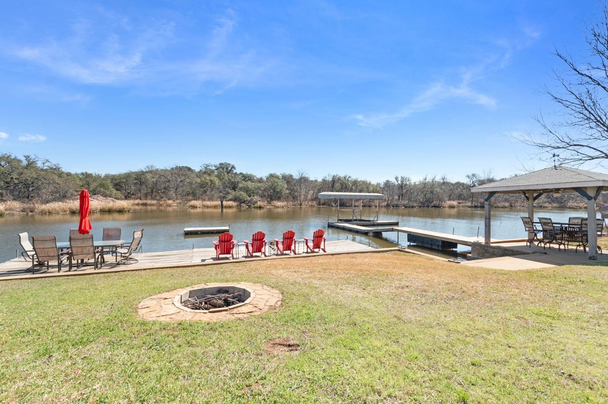 Living area at 318 Clear Creek Dr - 3 bed 2 bath home