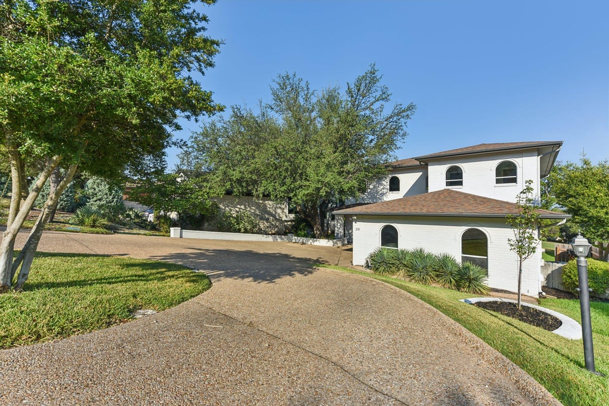 View 319 Hazeltine Dr in Lakeway Sec Clusters 28 04 319 Hazeltine Dr - property photo 1 - Luxury home in Lakeway Sec Clusters 28 04, Lakeway, TX
