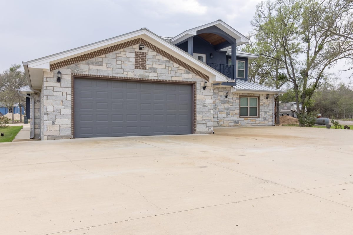 View 319 Lonesome Dove Dr in High View Ranch Subdivision, P 319 Lonesome Dove Dr - front exterior - Luxury home in High View Ranch Subdivision, P, Cedar Creek, TX