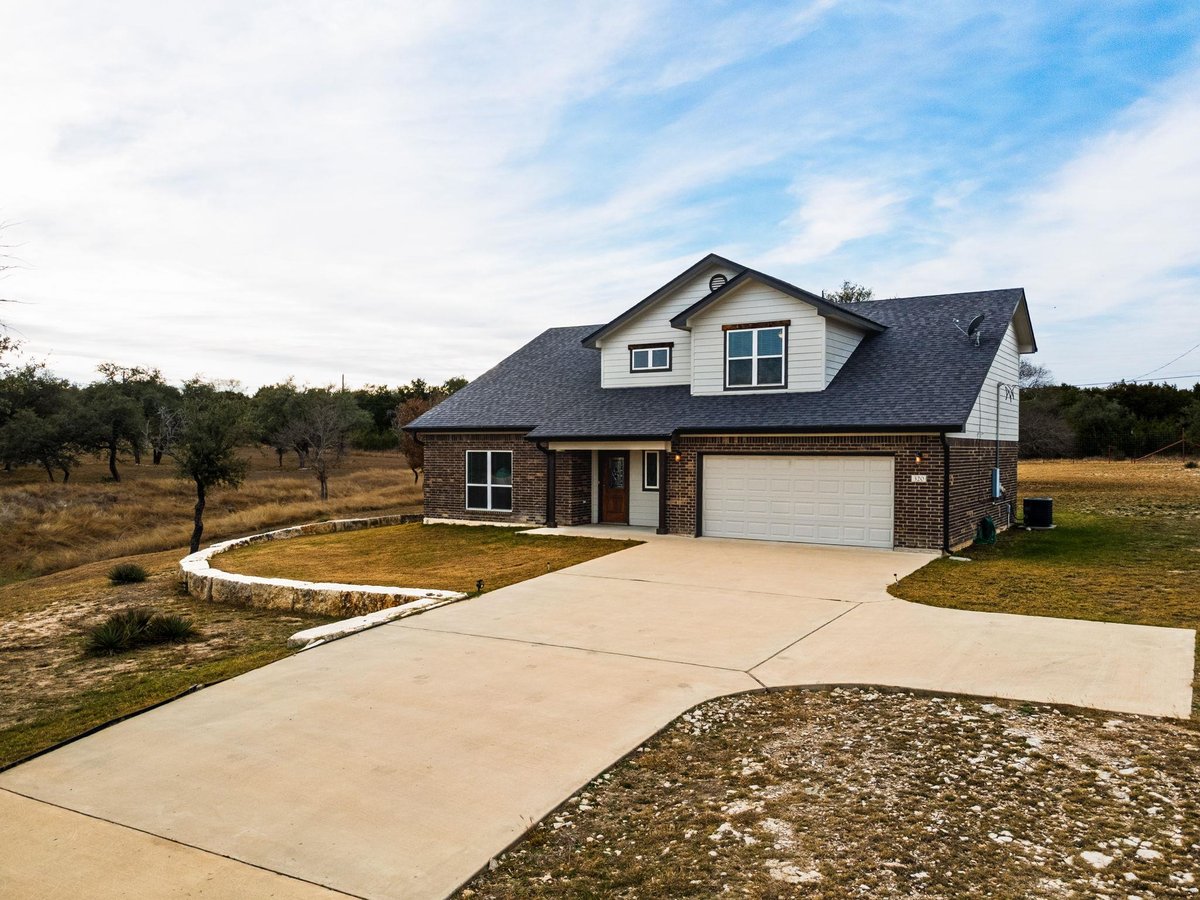 View 320 Sunrise Hls in Sunrise Hills Ph I 320 Sunrise Hls - front exterior - Luxury home in Sunrise Hills Ph I, Lampasas, TX