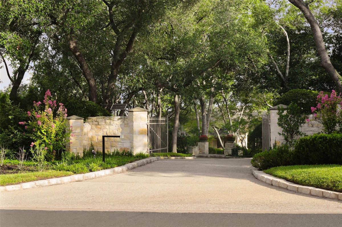View 3200 Riva Ridge RD in Davenport Ranch Ph 01 Sec 03 3200 Riva Ridge RD - property photo 1 - Luxury home in Davenport Ranch Ph 01 Sec 03, Austin, TX