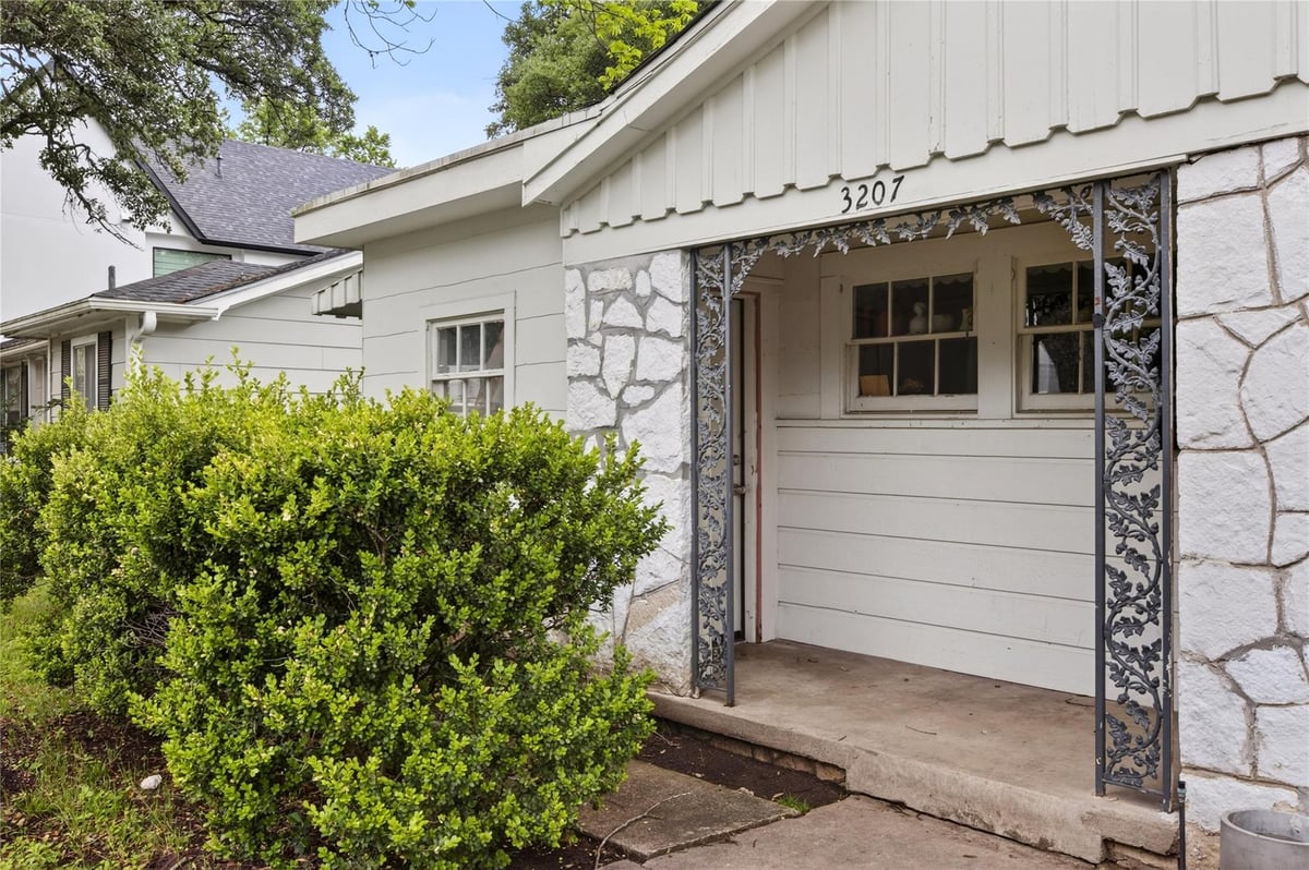 Living area at 3207 Bridle Path - 3 bed 1 bath home