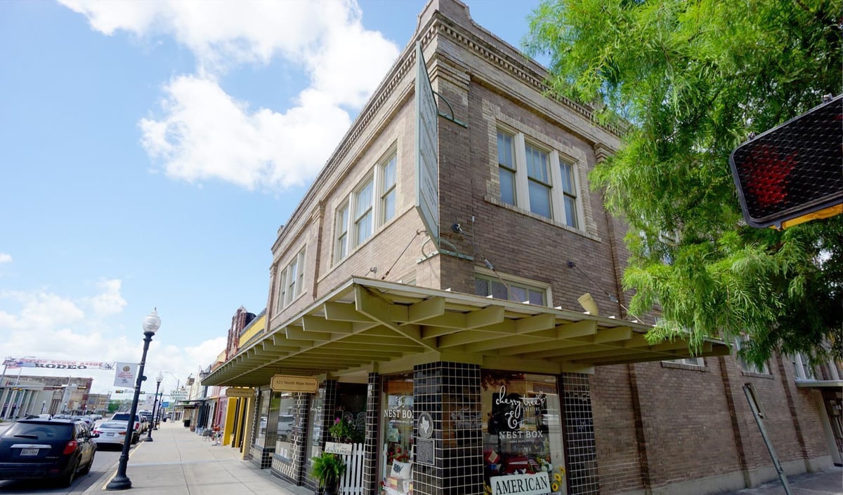 321 N Main St - front exterior - Luxury home in T13MH -Historical Cbd Retail - Taylor, Taylor, TX
