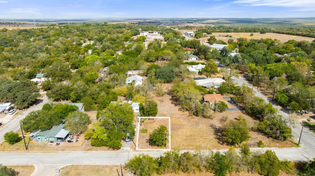 View 321 W Olive St in Olive Grove Sub 321 W Olive St - front exterior - Luxury lot in Olive Grove Sub, Lockhart, TX
