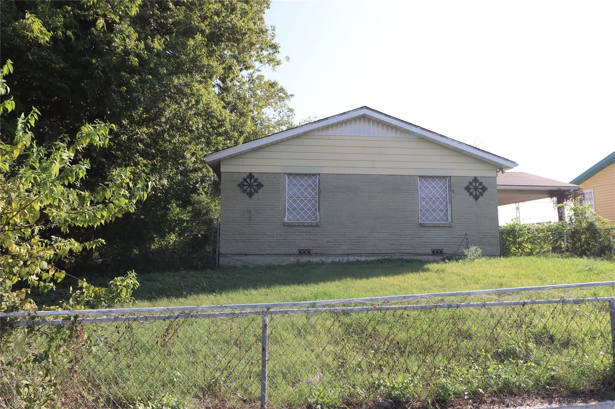 Primary bedroom at 3214 Longview Dr - 3 bed 2 bath home