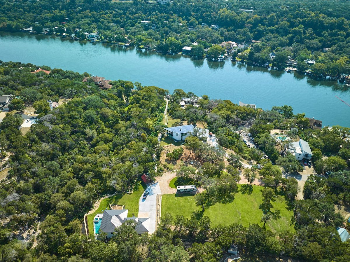 3214 Smoky Rdg - front exterior - Luxury home in Oak Shores On Lake Austin Sec, Austin, TX