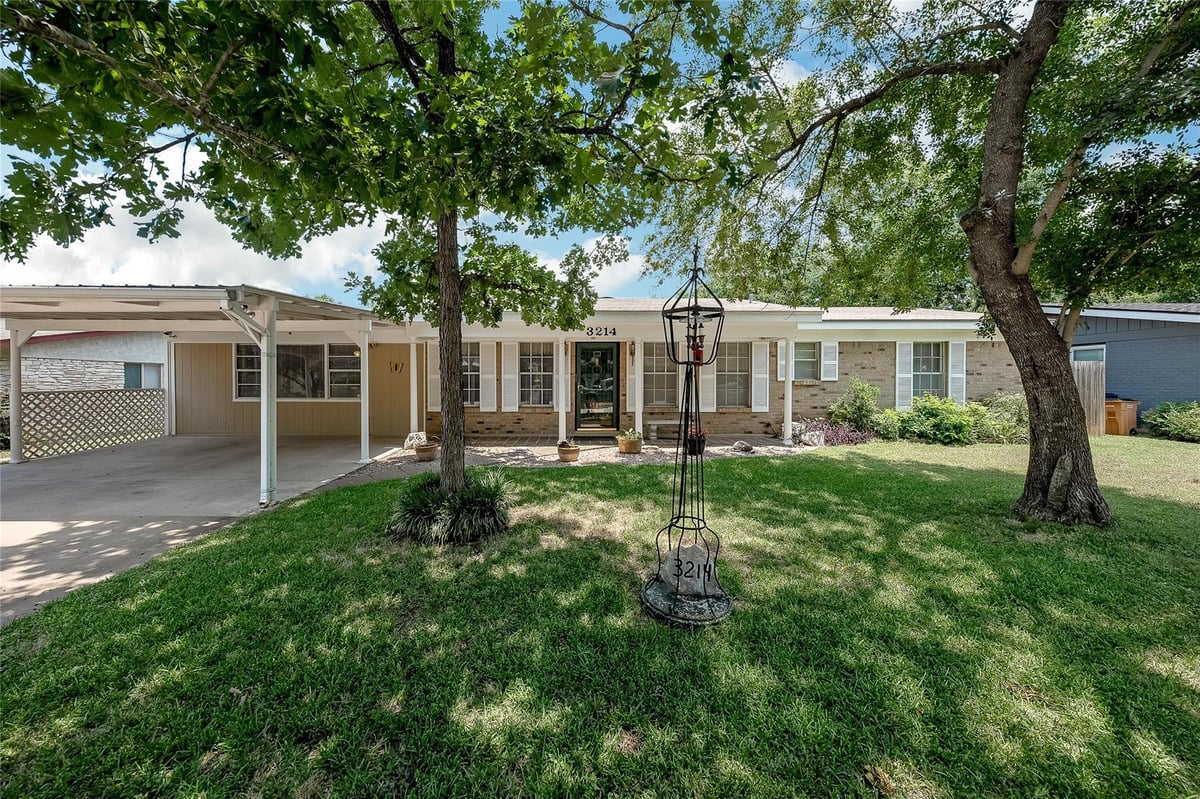 View 3214 Whites DR in Barton View Sec 3 & Barton Vie 3214 Whites DR - property photo 1 - Luxury home in Barton View Sec 3 & Barton Vie, Austin, TX