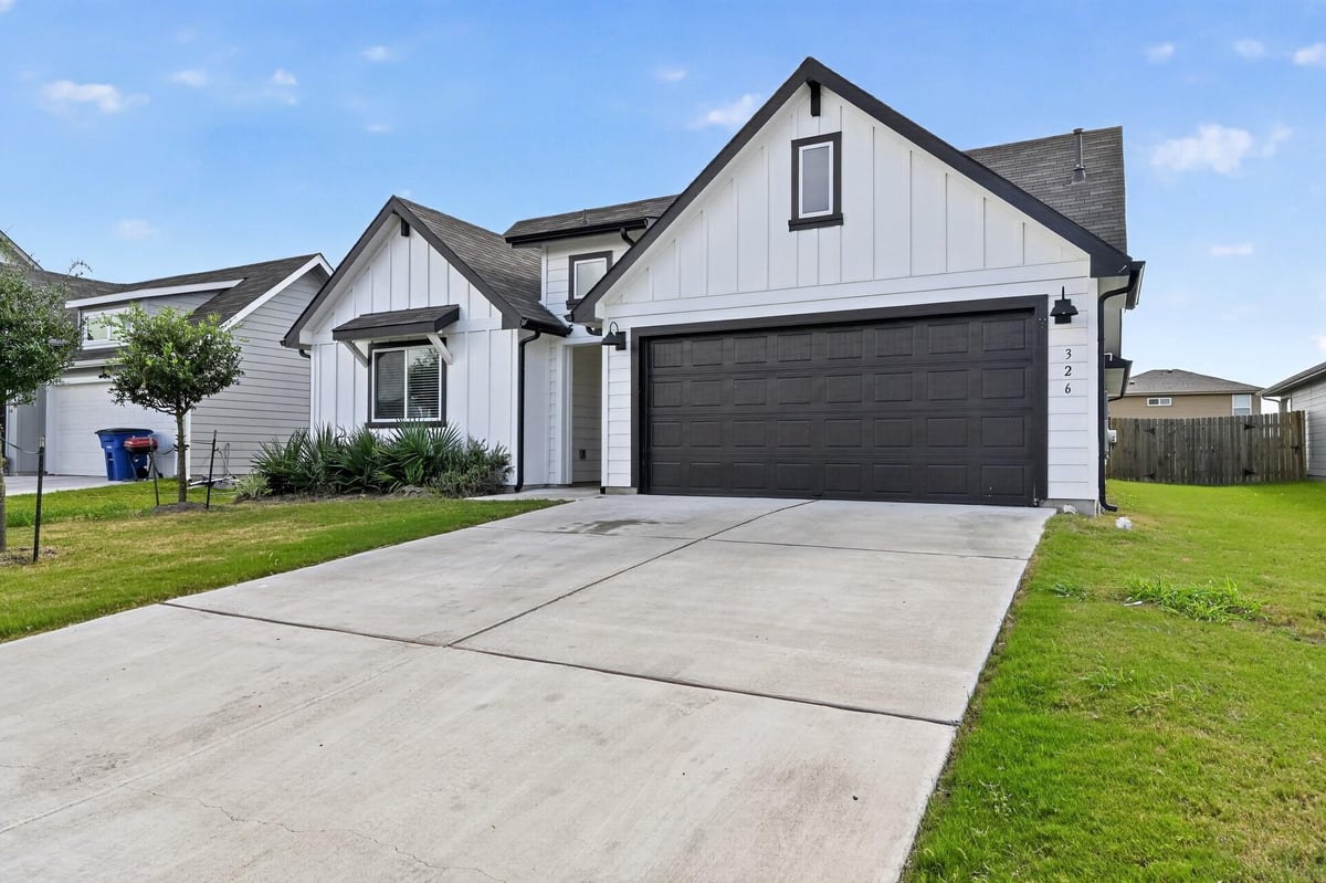 View 326 N Richland DR in Hansford Sub 326 N Richland DR - property photo 1 - Luxury home in Hansford Sub, Lockhart, TX