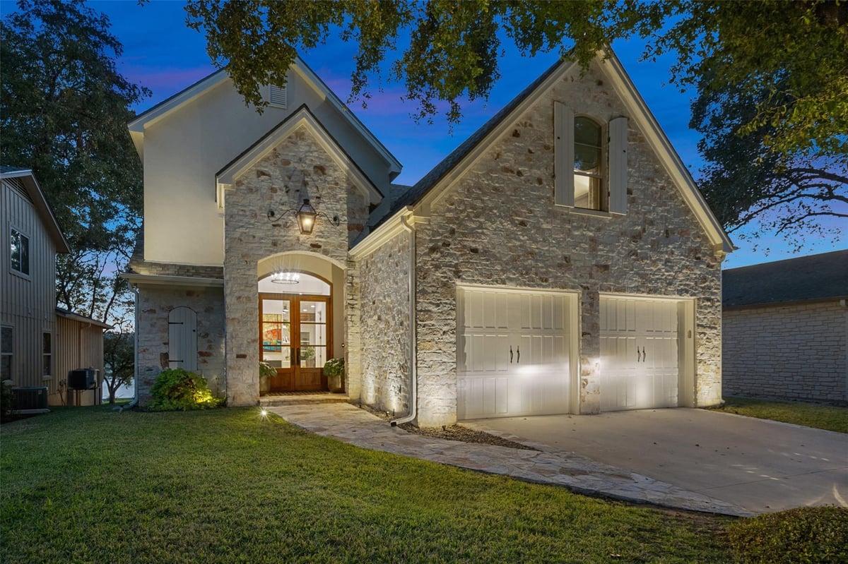 View 327 Meadowlakes Dr in Meadowlakes 327 Meadowlakes Dr - front exterior - Luxury home in Meadowlakes, Meadowlakes, TX