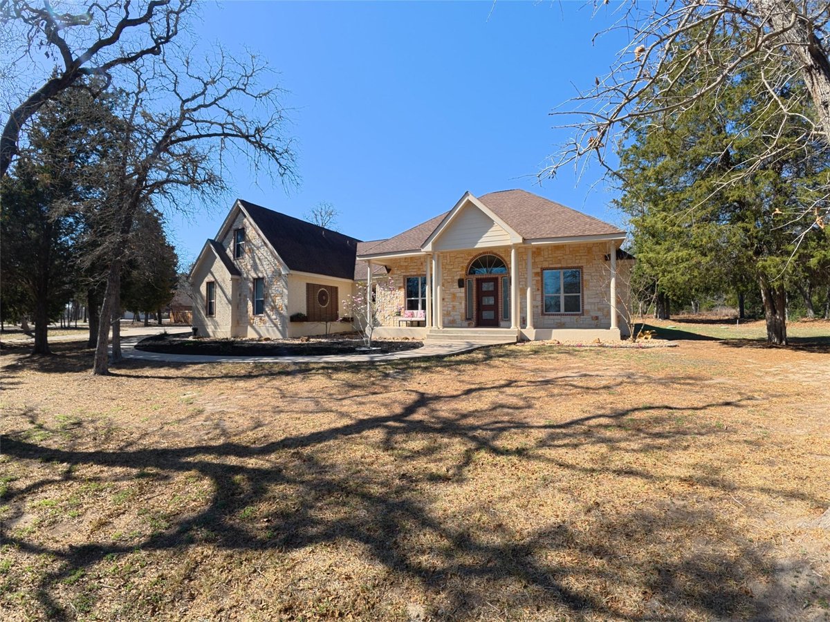 Living area at 330 Arbors Cir - 5 bed 3 bath home