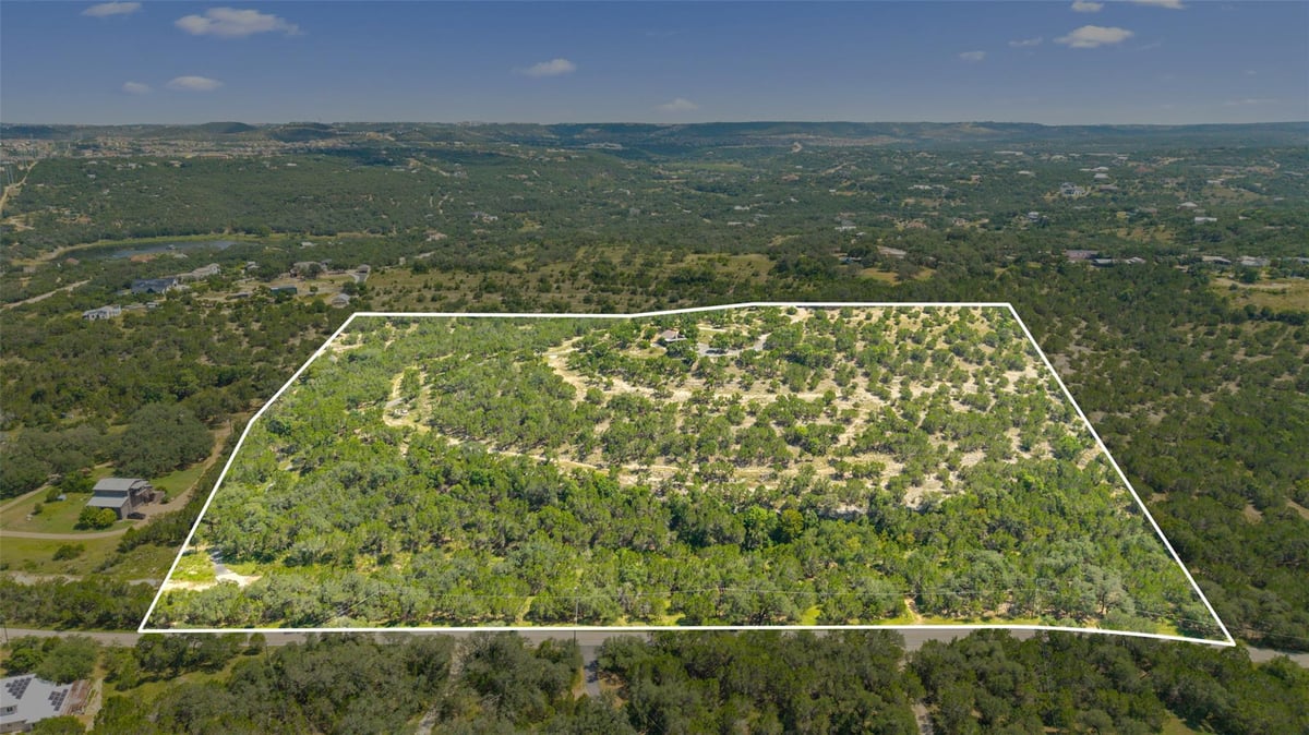 3301 R O Dr - front exterior - Luxury home in Cs Jolly, Spicewood, TX