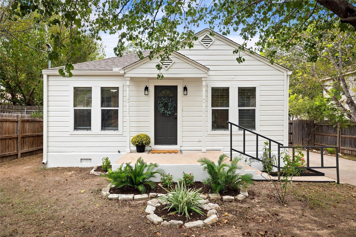 View 3306 Dalton ST in Kincheon Sec 01 3306 Dalton ST - property photo 1 - Luxury home in Kincheon Sec 01, Austin, TX