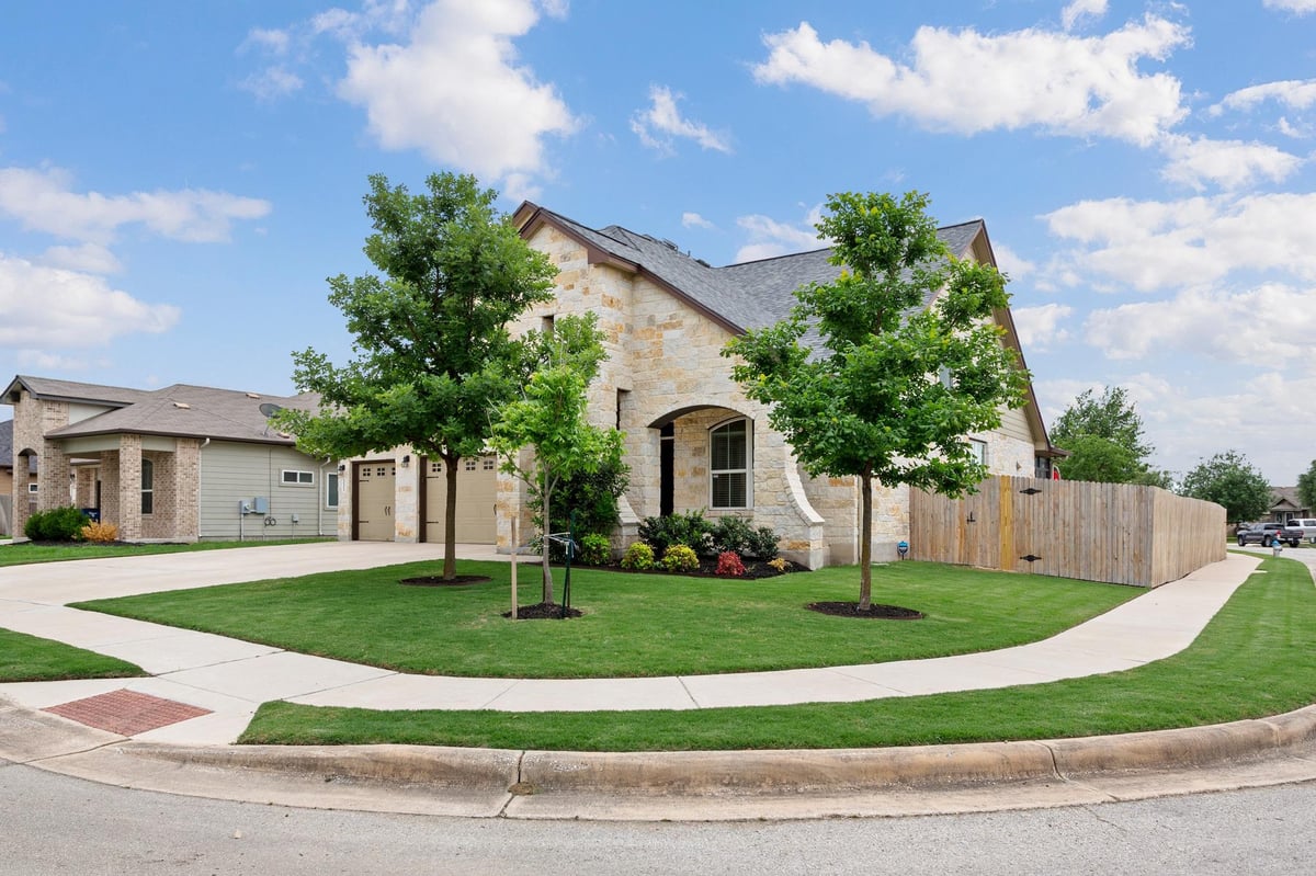 Living area at 331 Limestone Crk - 3 bed 2 bath home