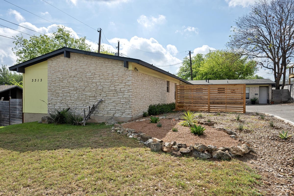 View 3313 S Oak Dr in Southridge Sec 01 3313 S Oak Dr - front exterior - Luxury home in Southridge Sec 01, Austin, TX