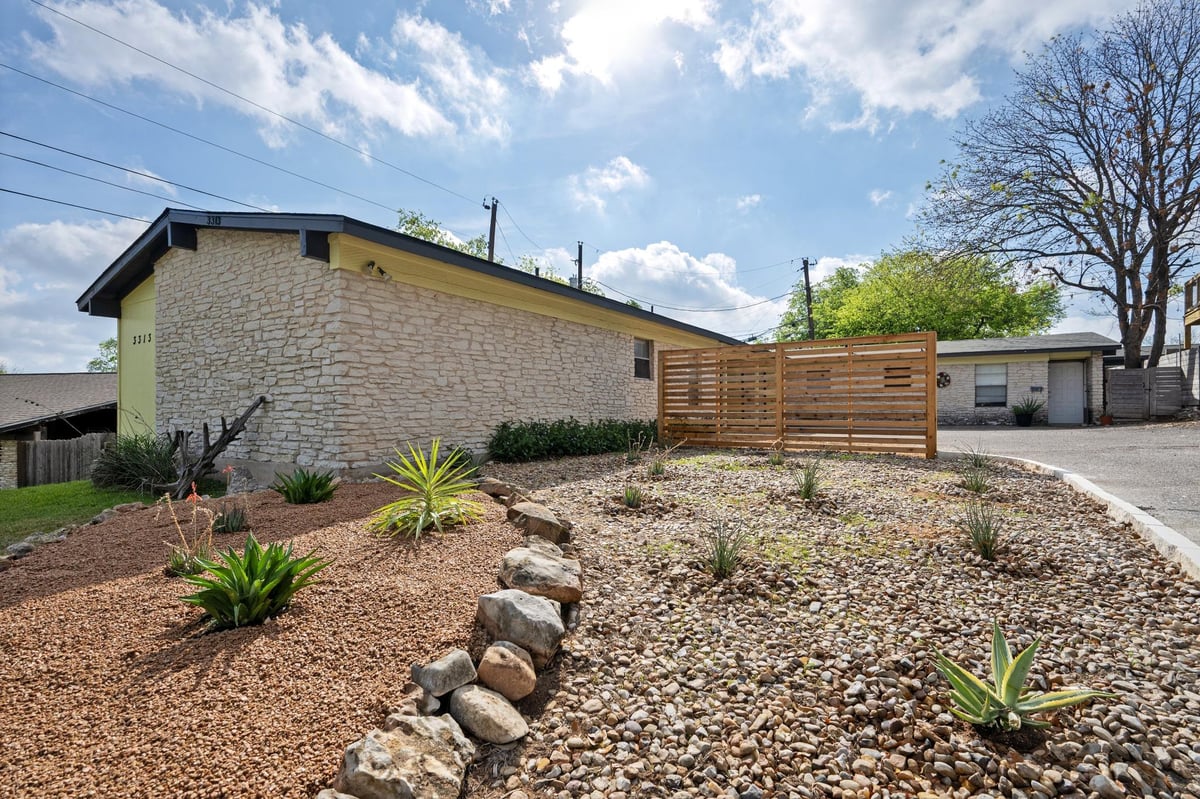 Living area at 3313 S Oak Dr - Southridge Sec 01, Austin, TX