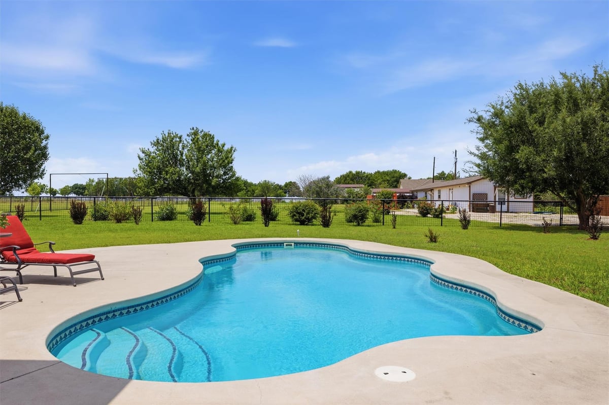 339 County Road 368 - front exterior - Luxury home in Plantation Acres, Taylor, TX