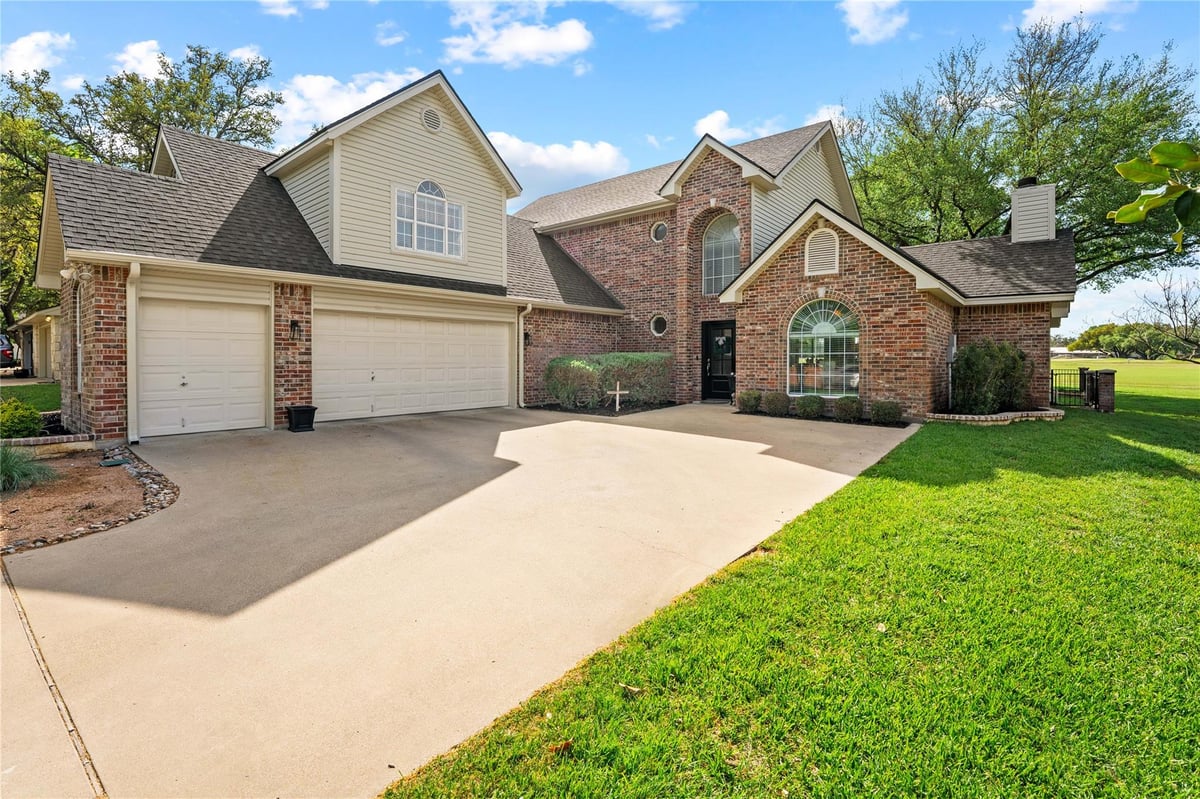 Living area at 3401 Chisholm Trl - 3 bed 2 bath home