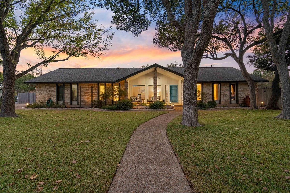 3401 Socorro Trl - front exterior - Luxury home in Shady Hollow Add Sec 02 Ph 01, Austin, TX