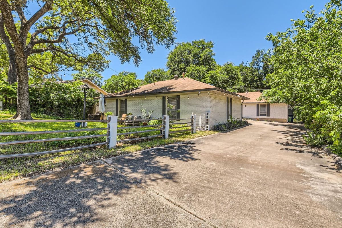 View 3404 South Oak Dr in Southridge Sec 01 3404 South Oak Dr - front exterior - Luxury home in Southridge Sec 01, Austin, TX