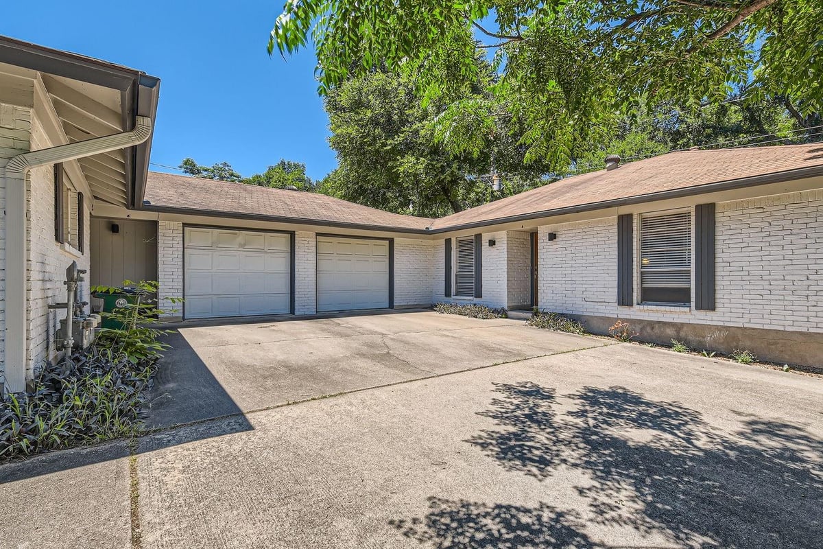 Living area at 3404 South Oak Dr - Southridge Sec 01, Austin, TX
