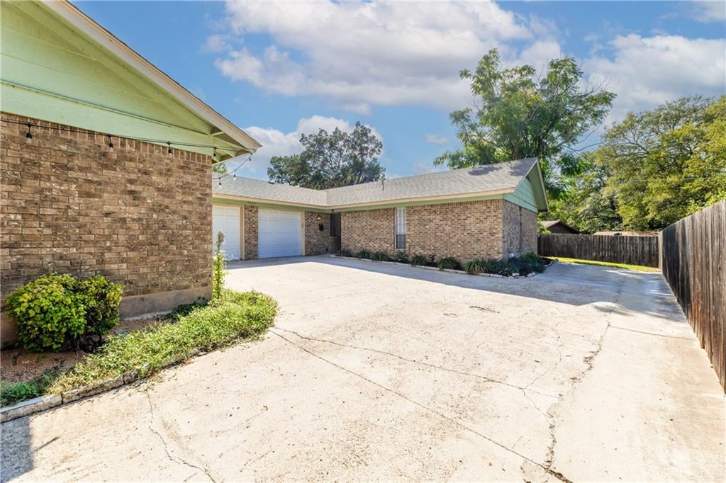 View 3408 S Oak DR Unit #B in N/A 3408 S Oak DR Unit #B - property photo 1 - Luxury home in N/A, Austin, TX
