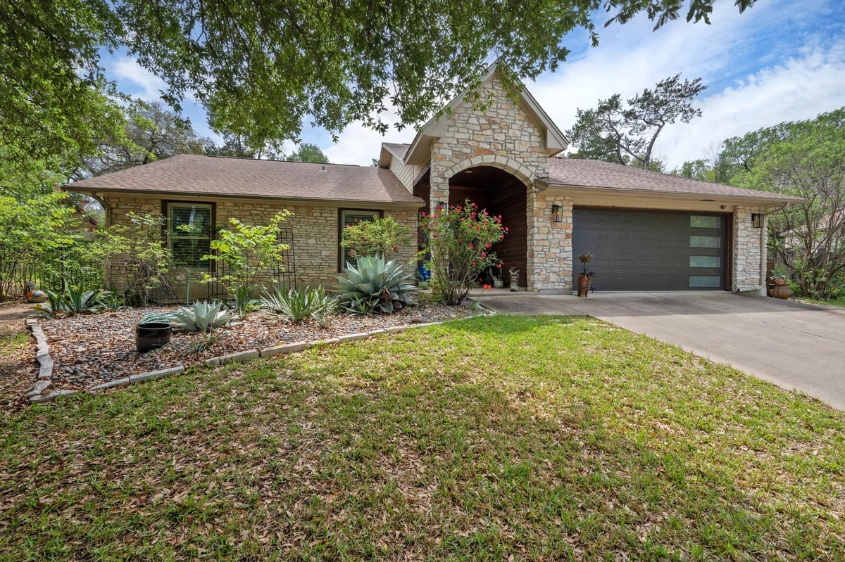Living area at 3415 Rain Forest Dr - 3 bed 2 bath home